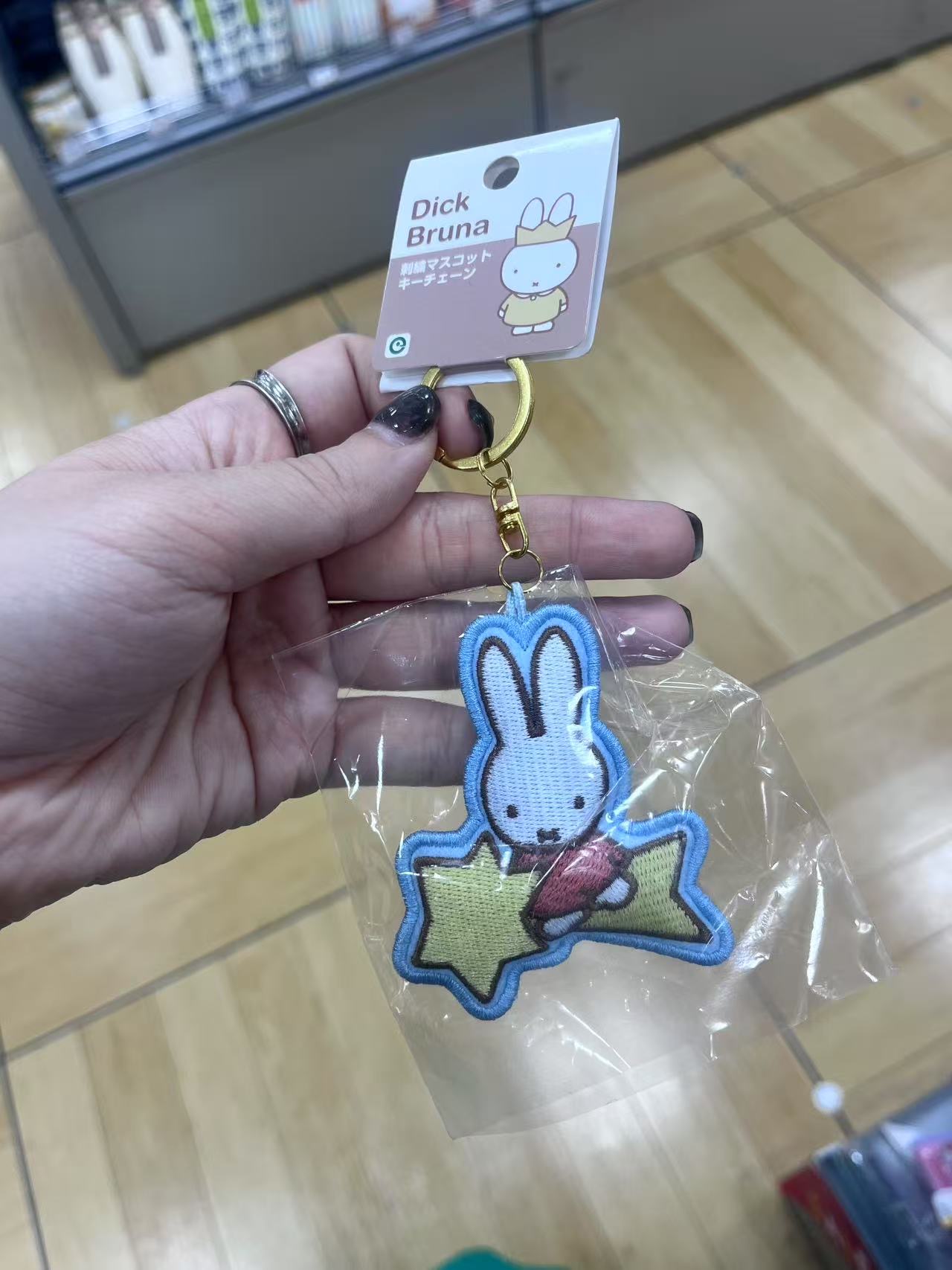 黄色星星蓝底米菲刺绣挂件
