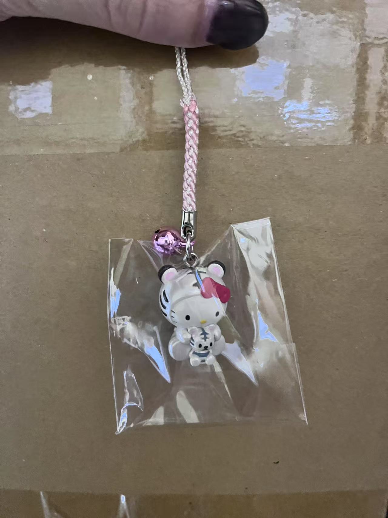 粉色kitty铃铛挂件