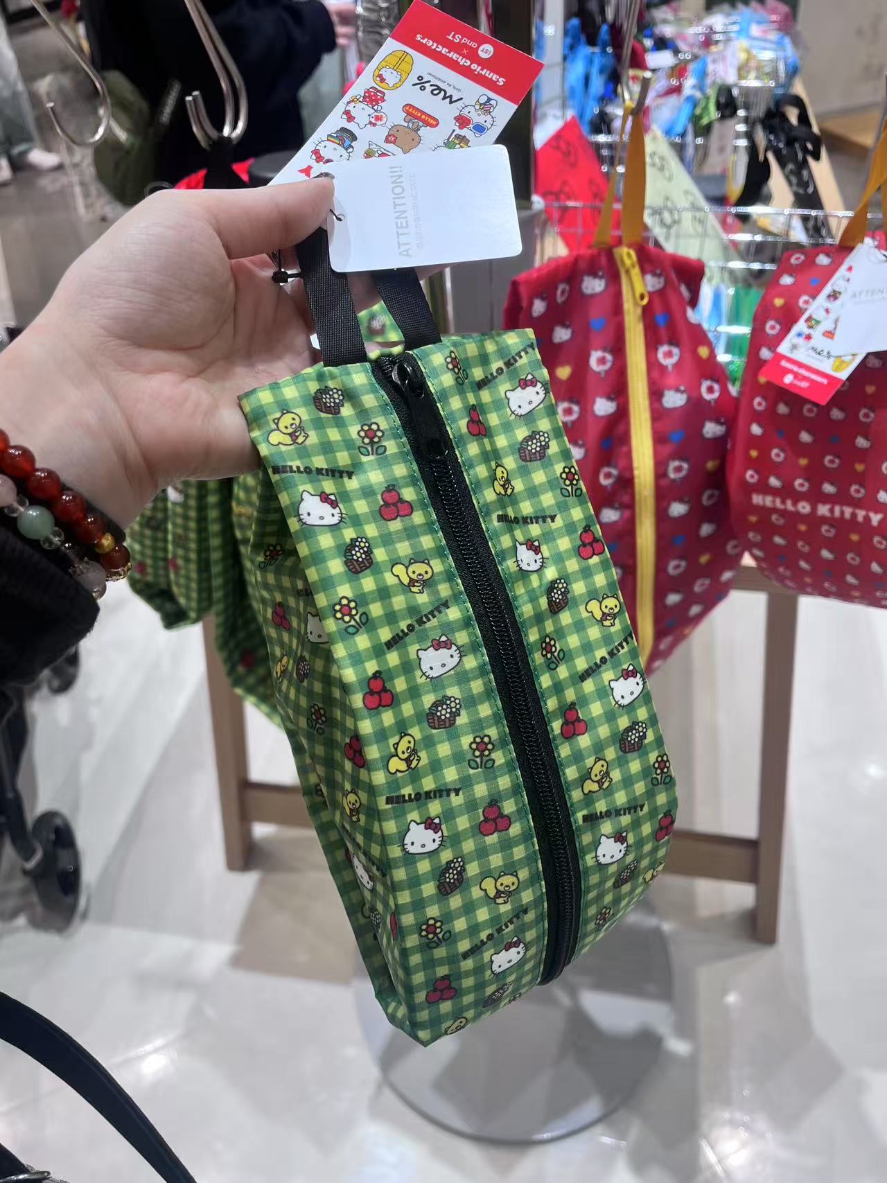 绿黄色kt苹果图案满印  收纳包