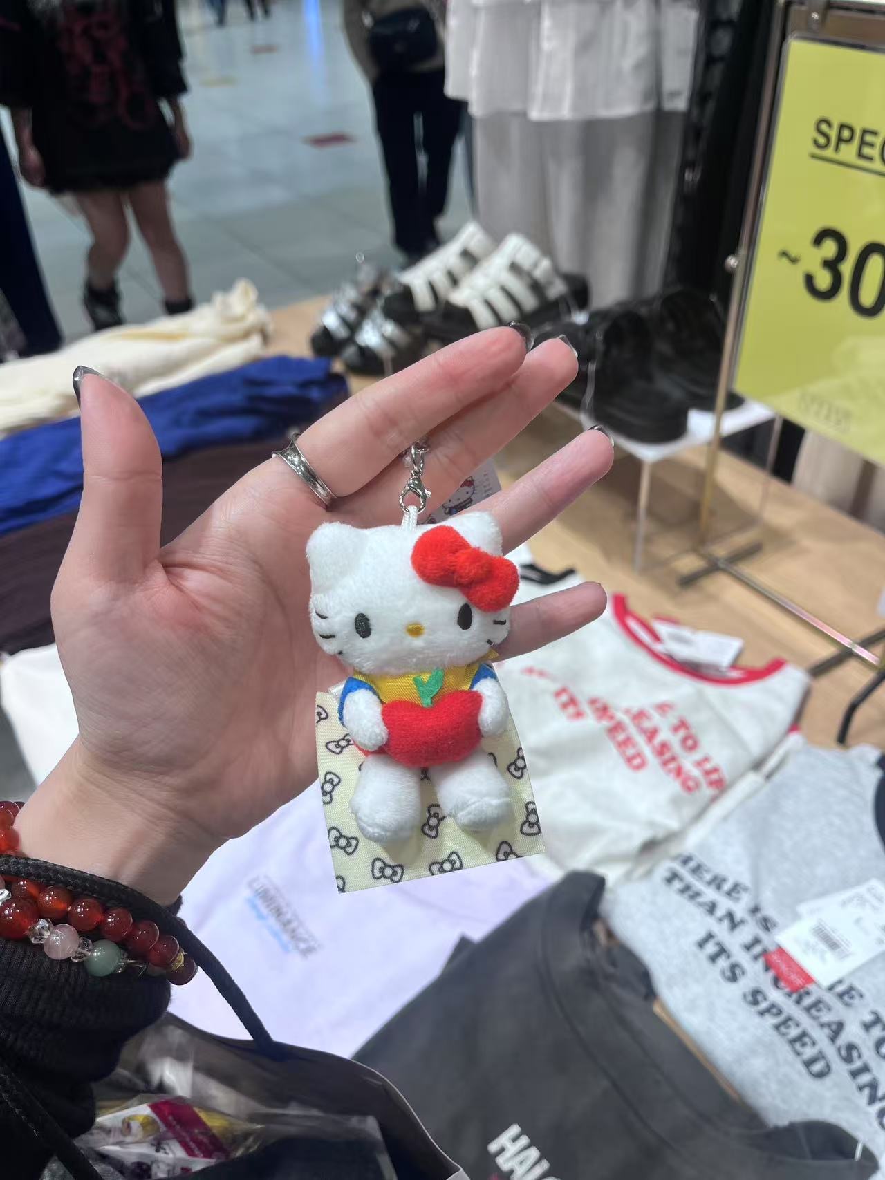 黄色背心kt抱苹果毛绒挂件