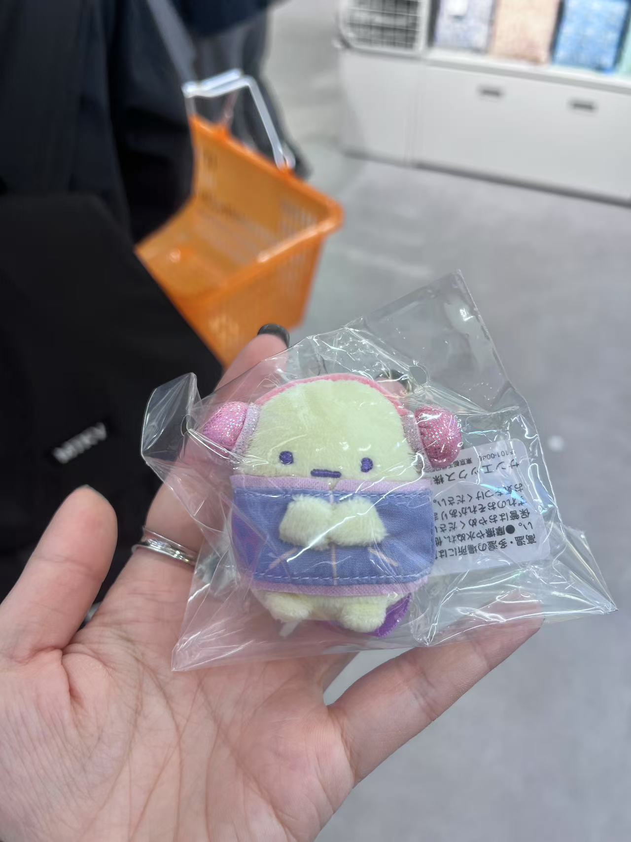 角落生物粉色耳机紫色衣服 小玩偶