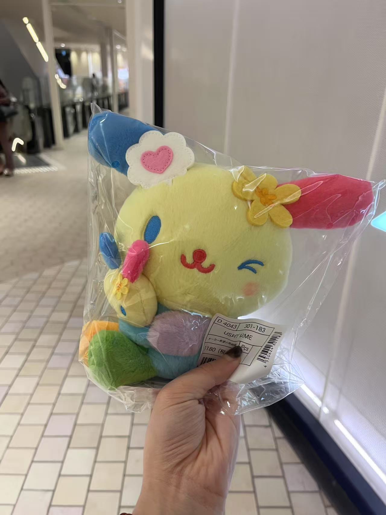 黄色兔子 蓝色粉色耳朵 手拿粉色花朵 花小兔
