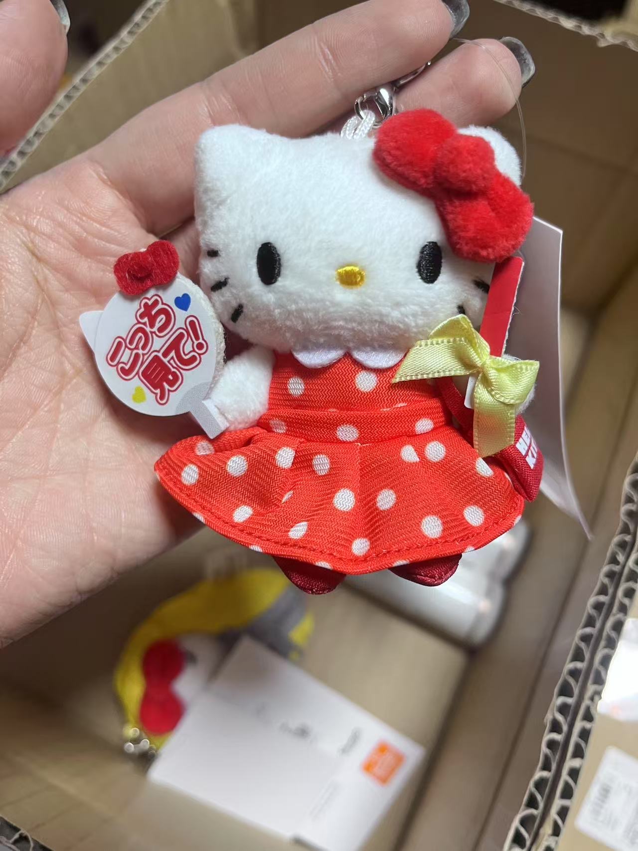 红色波点连衣裙 kt 手拿立牌 kt毛绒挂件