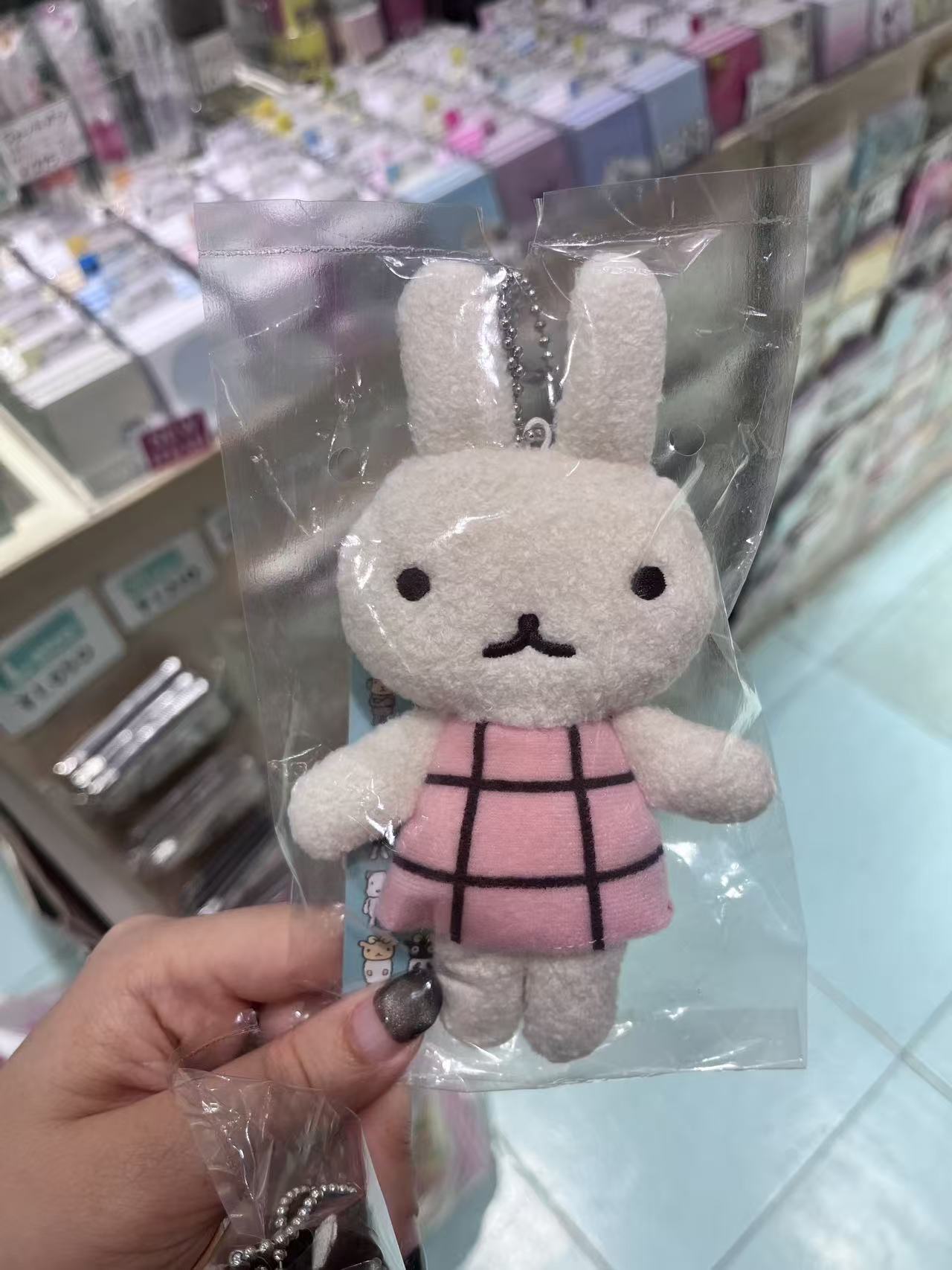 白色 粉色底黑色格子裙 小兔子挂件