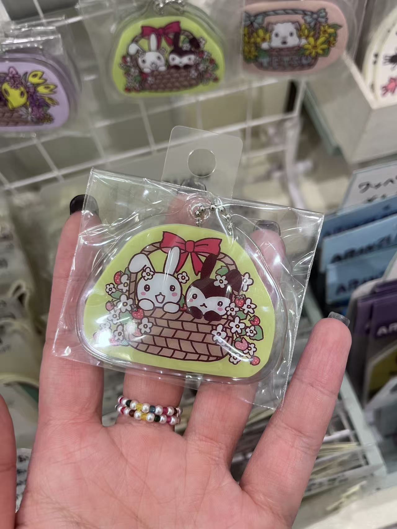 黄色底 小竹筐里 白色兔子 黑色兔子  挂件