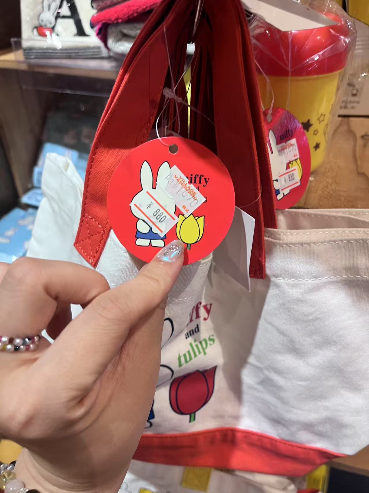 红色底 蓝色衣服米菲 红色花朵 手提包