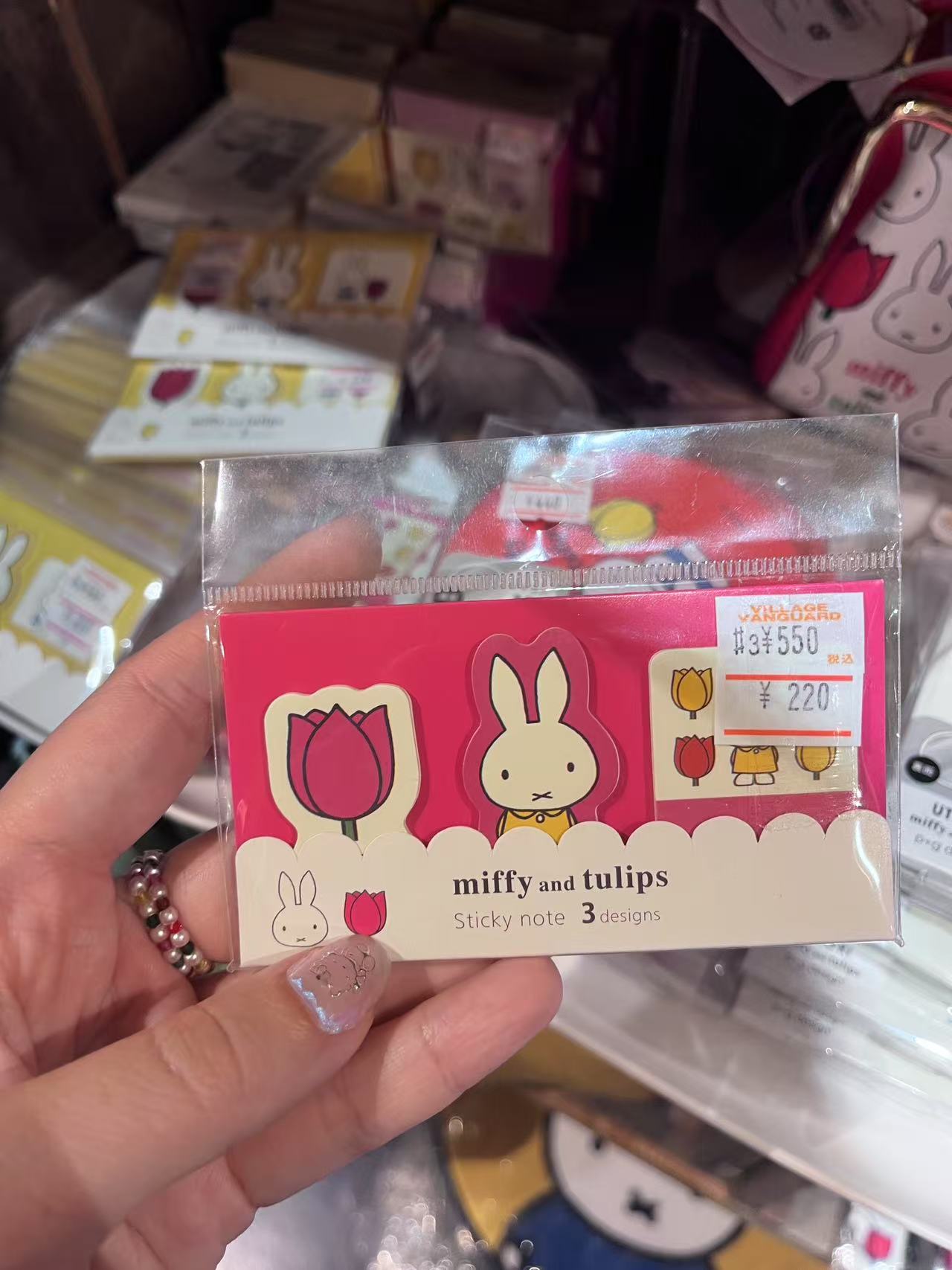 米菲 红色底 黄衣服米菲  好像贴纸，具体看商品图