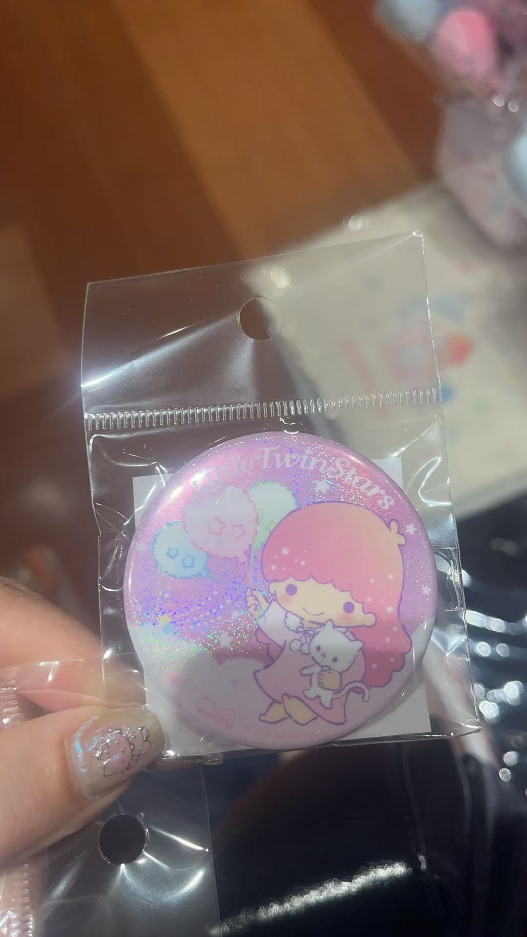 粉色 三丽欧 双子星 女孩 手拿三个气球  吧唧 