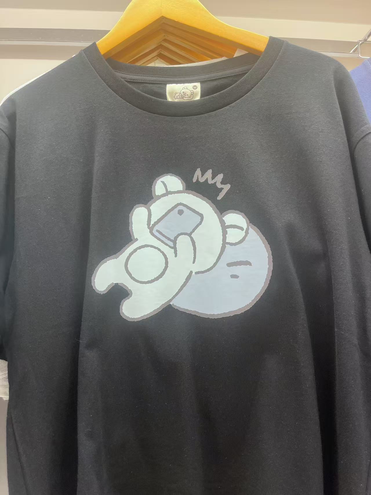轻松熊 黑色 哥哥躺着看手机 被砸脸 L 