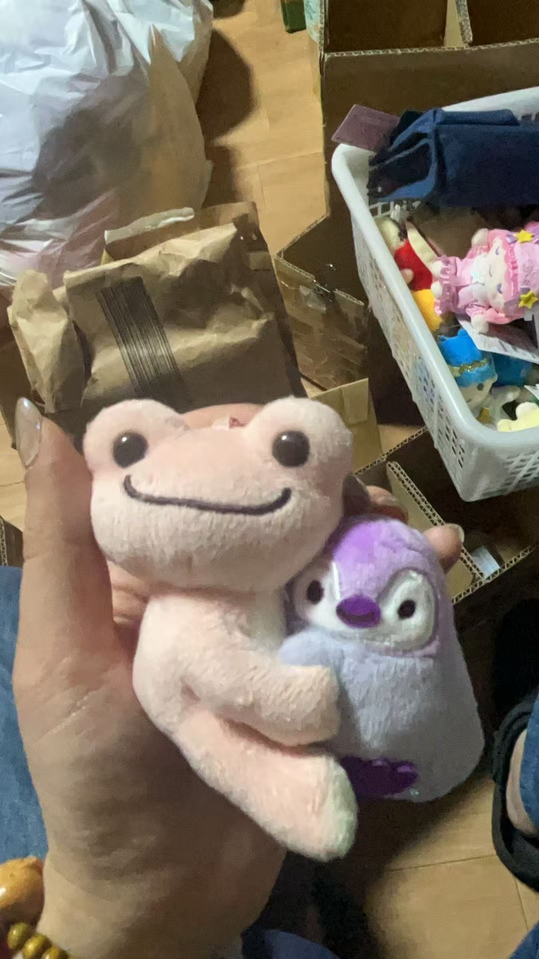 粉色青蛙怀抱紫色企鹅 挂件
