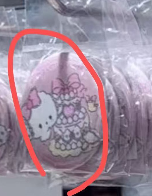 粉色 圆形 三丽欧 小麦云蛋糕图案 吧唧