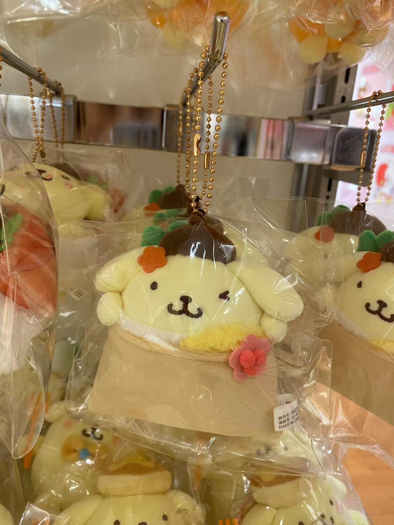 Kts 三丽欧 布丁狗 土黄色浴巾 红色花朵 挂件 