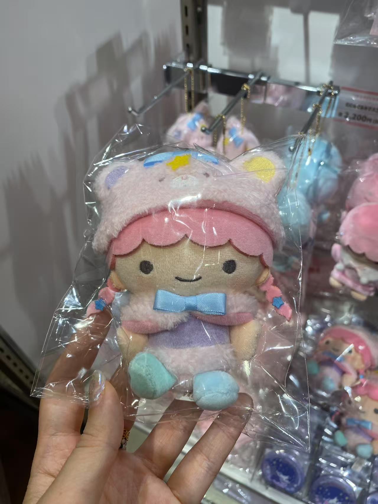 Kts 三丽欧 粉色 双子星 两根粉辫子 蓝色领结 