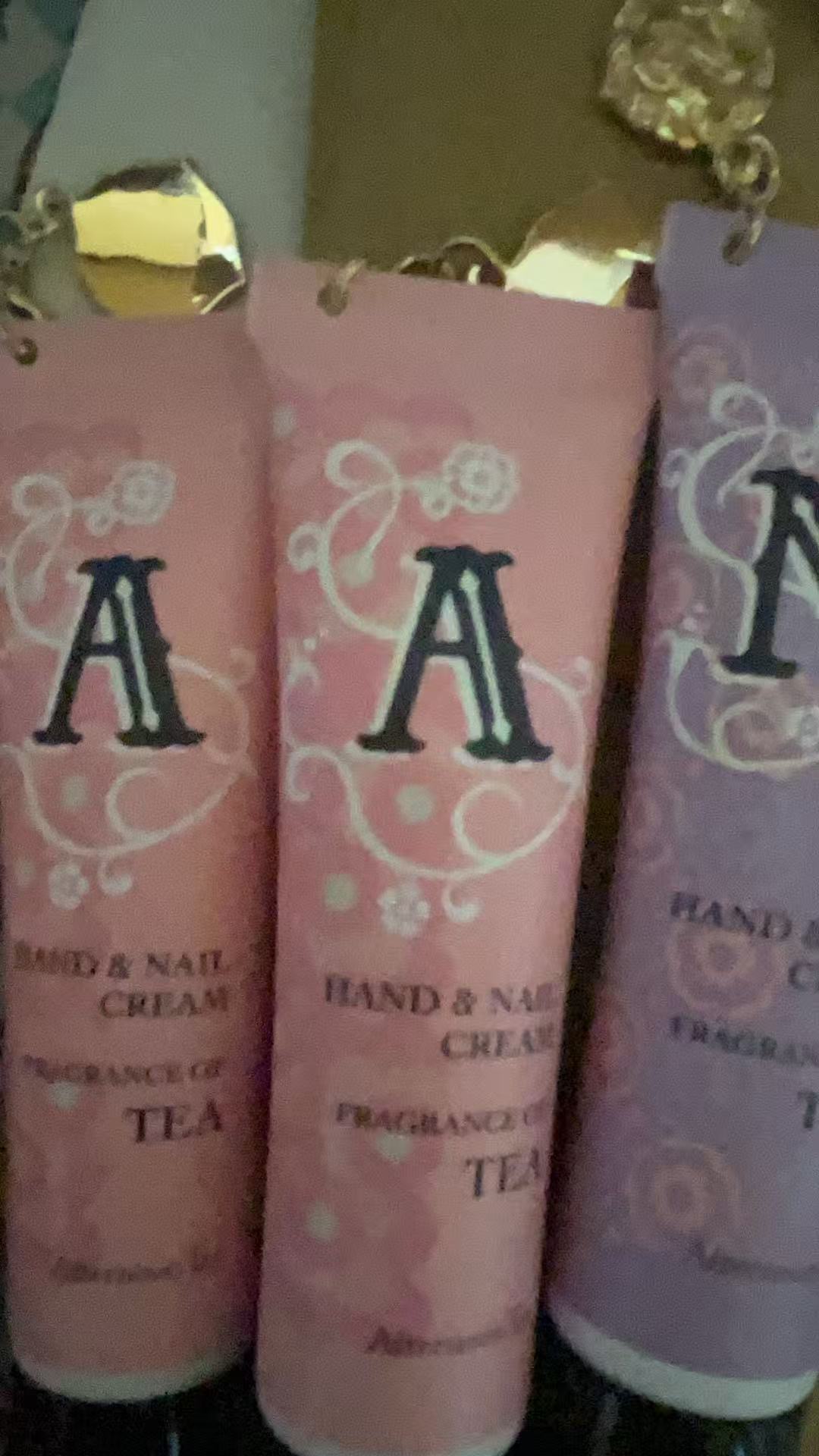 0713A粉色HAND & NAIL茶香味护手霜