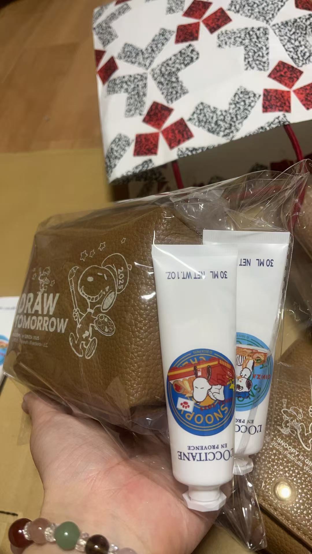 棕色 史努比图案 小包 深蓝色底橘色字母 蓝色底绿色字母 护手霜