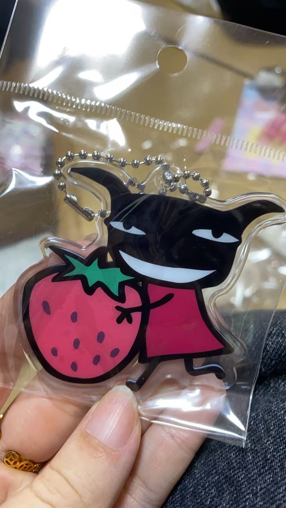 0723丑东西手拿草莓 亚克力挂件