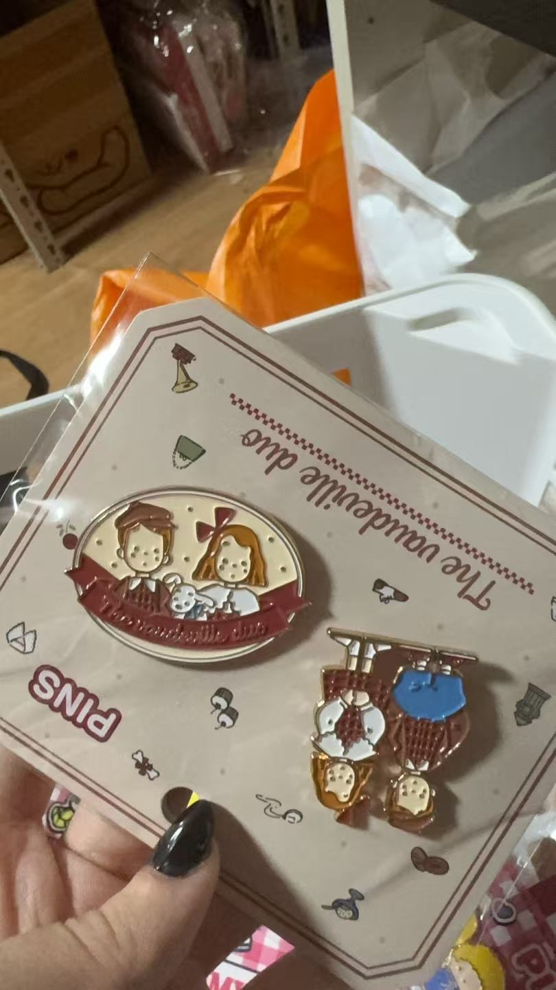 0918 三丽欧 新品 咖色男孩女孩 两个装 金属胸针