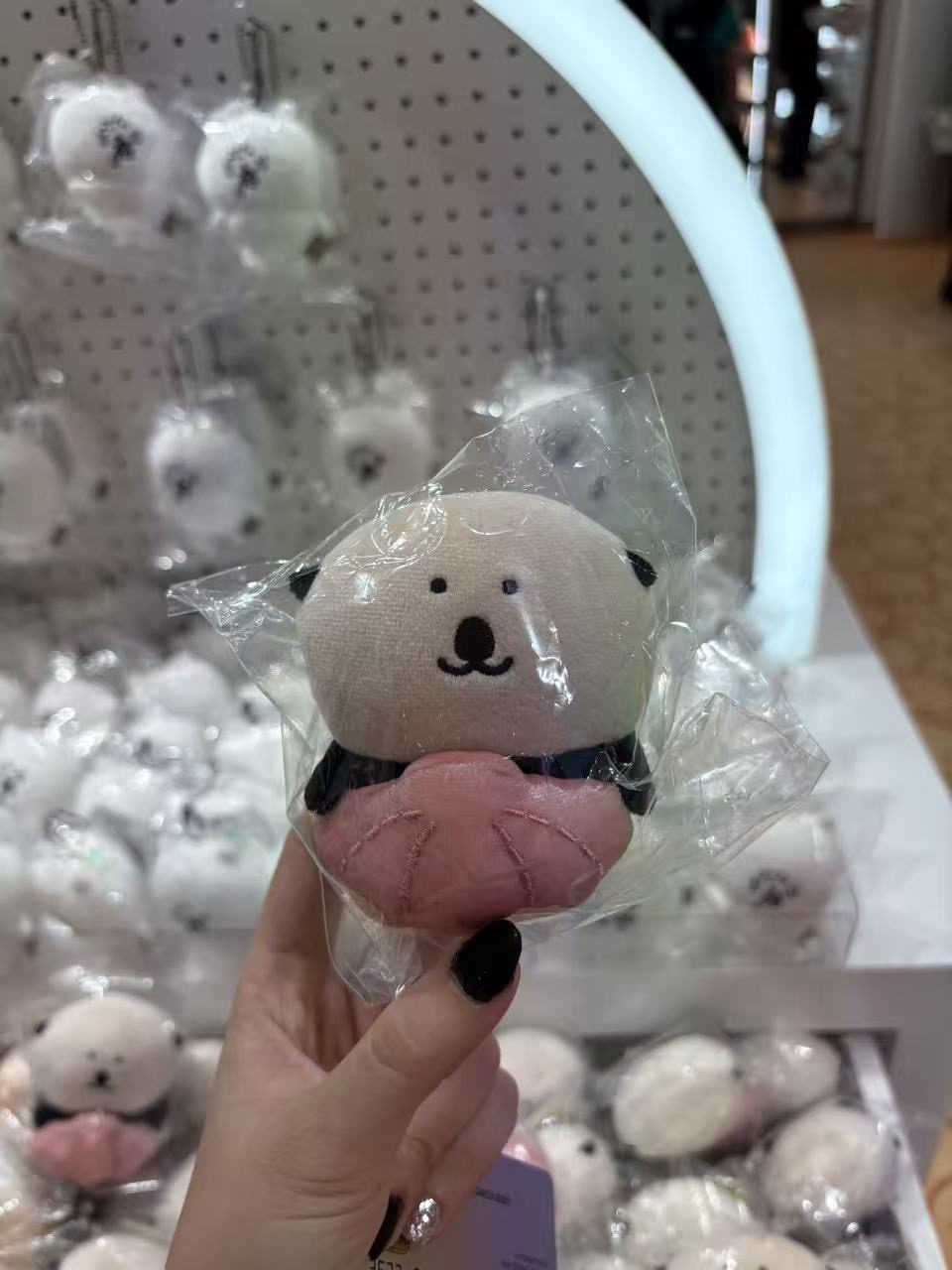 0918 自嘲熊 白熊黑耳朵 手抱粉色贝壳 挂件 