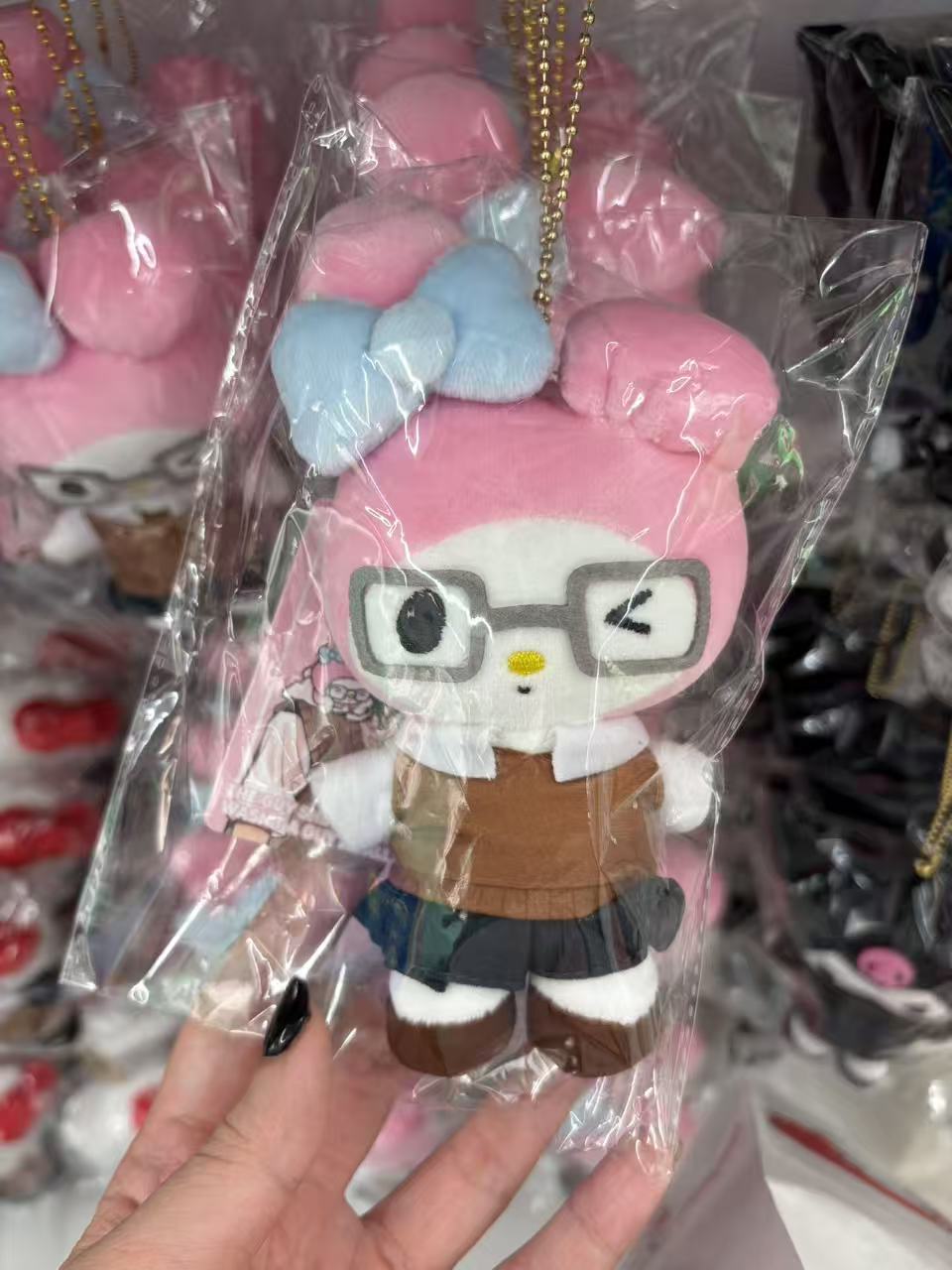 0919 三丽欧 美乐蒂 棕色上衣 蓝色群里 眨眼 毛绒挂件