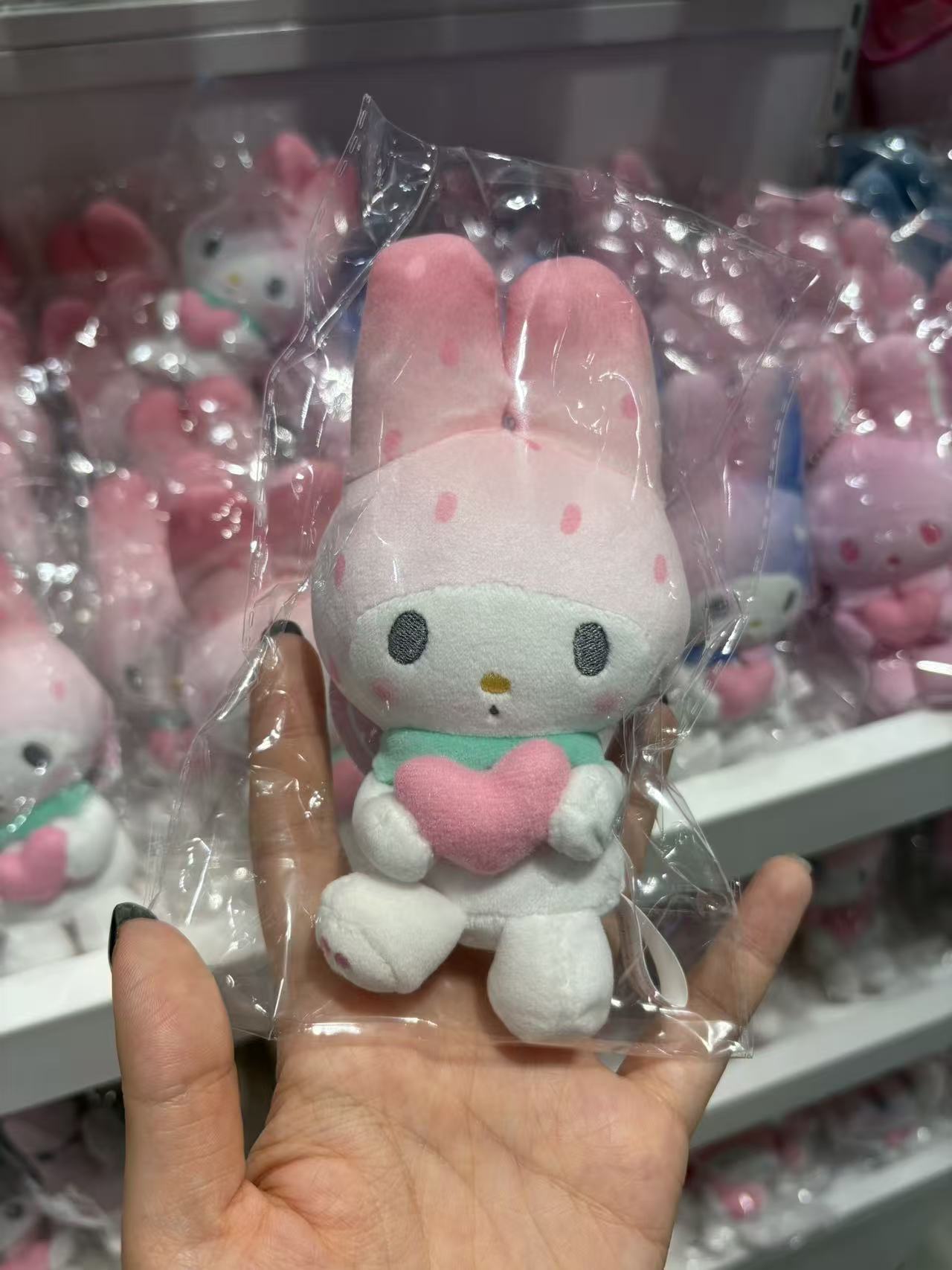 0919 三丽欧 美乐蒂 草莓点点 抱着粉心 毛绒挂件 