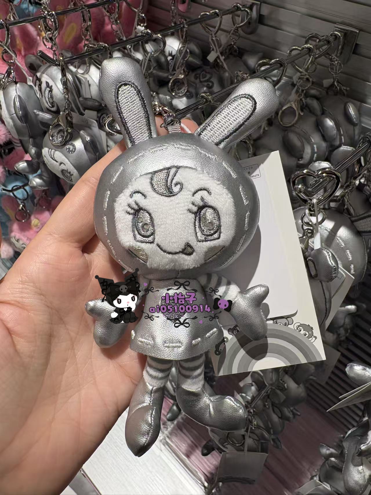 0920 Narumiya 银色 吐舌小女孩 胸前爱心 毛绒挂件
