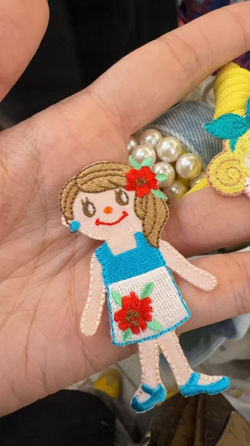 0920 卷卷女孩 蓝白相间 红色花朵连衣裙 布贴