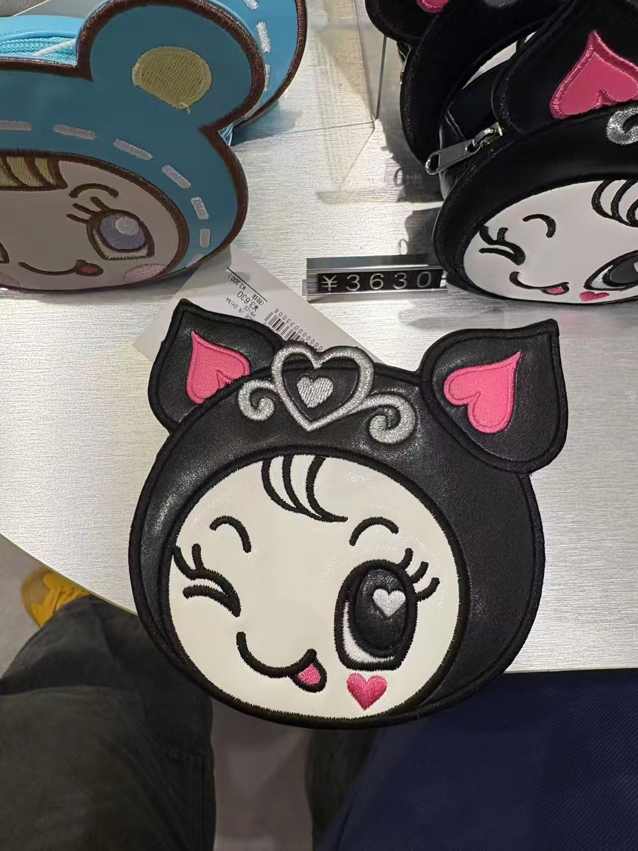 0920 Narumiya 黑色吐舌眨眼造型 玫粉色爱心耳朵 包