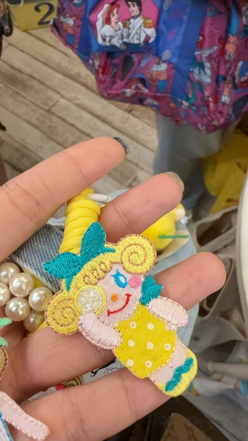 0920 卷卷女孩 黄色波点连衣裙 绿色蝴蝶结 布贴