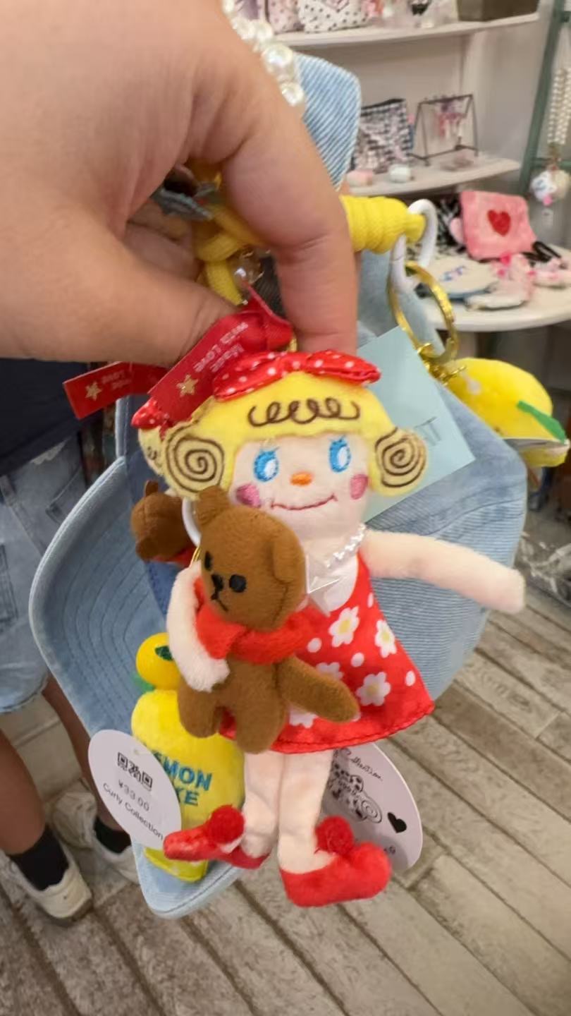 0920 卷卷女孩 红色小花 黄色头发 手抱小熊 挂件 