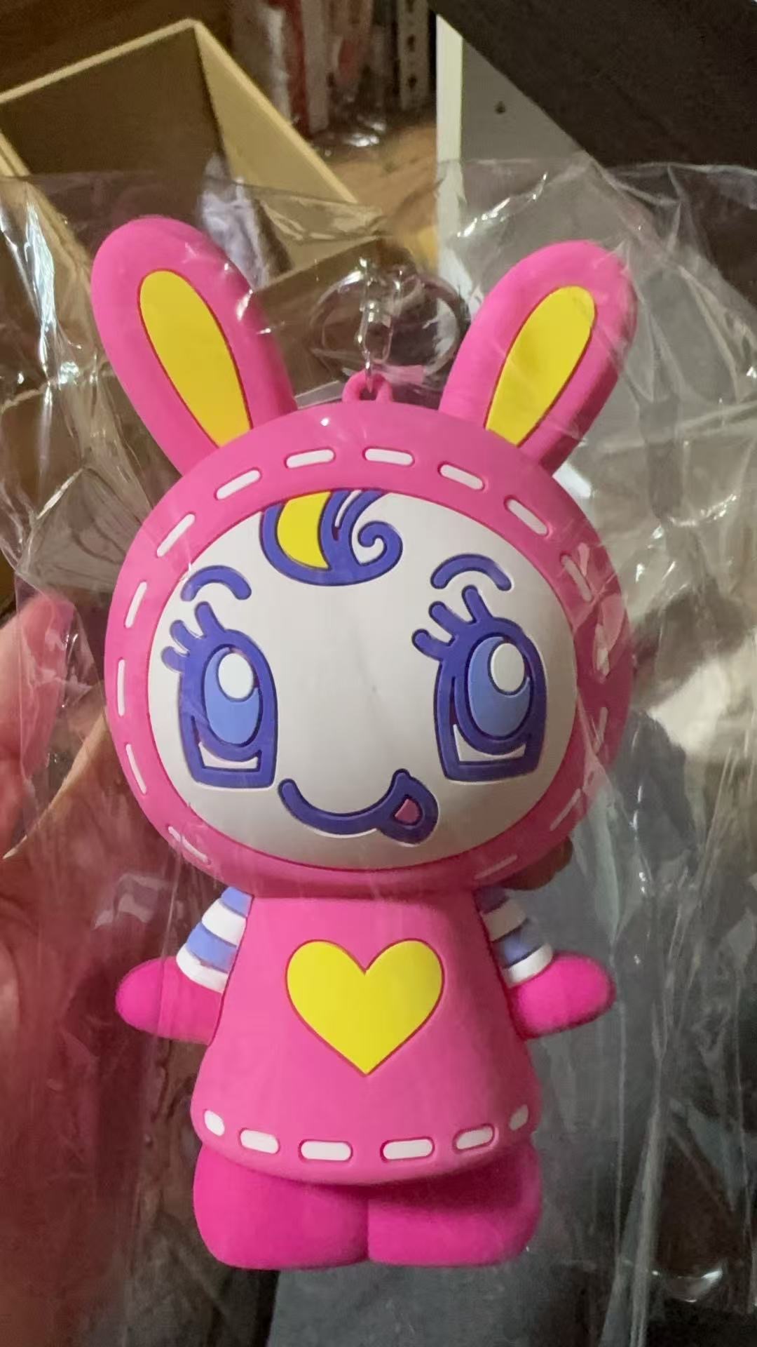 0920 钢琴兔女孩 粉色胸前黄色爱心图案 挂件