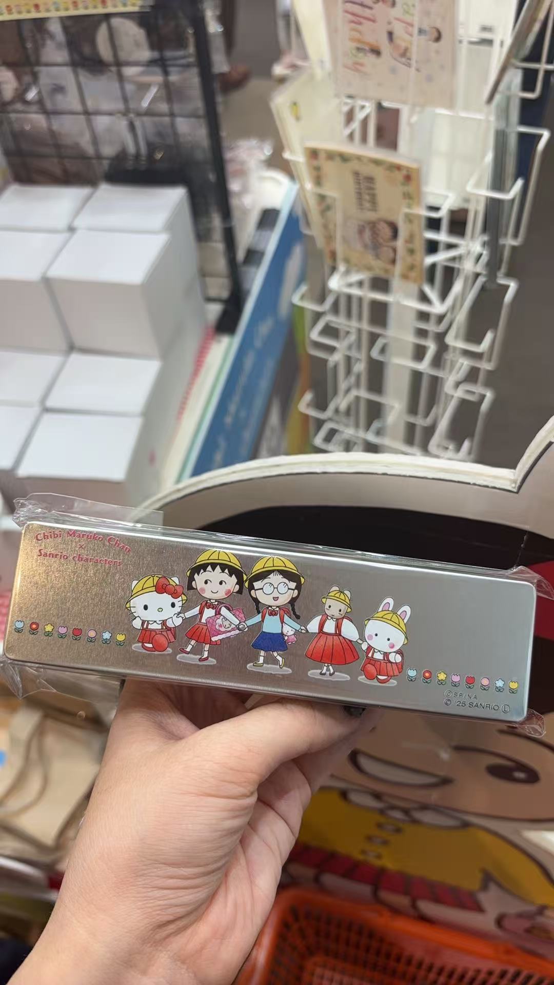 0921 银色铁盒 樱桃小丸子 kt 联名 饼干之类吧  可邮寄