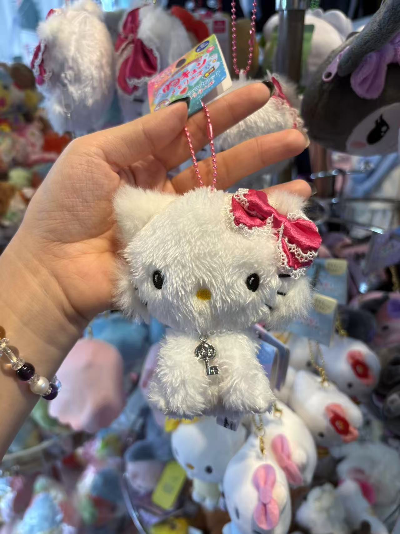 0924 三丽鸥悄咪 白色猫咪 胸前挂钥匙 毛茸茸挂件