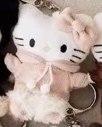 1001 三丽鸥 粉色外套 两个小球 蝴蝶结kt 毛绒挂件