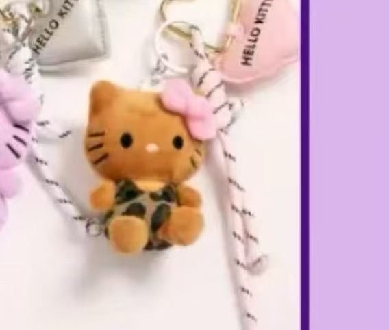 1001 三丽鸥黑皮kt 豹纹裙子 粉色心心形扣挂件