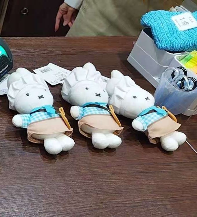 0000 米菲蓝色格子 背黄色兔子包 毛绒挂件