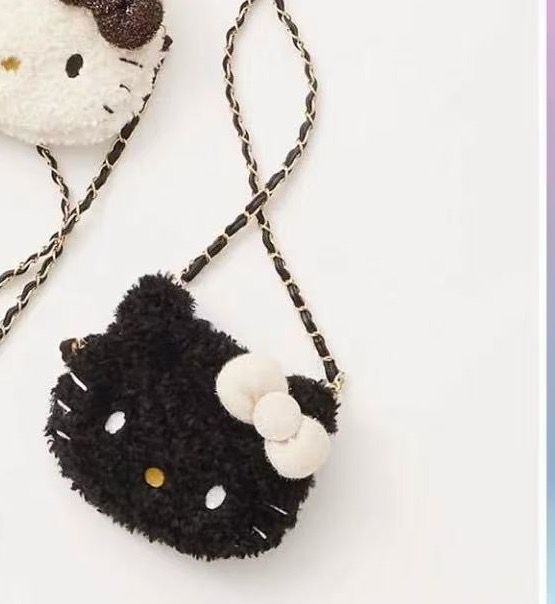 1009 三丽欧黑色kt头 白色蝴蝶结 毛绒斜挎包