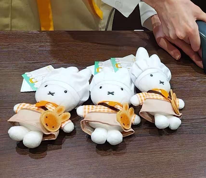 0000 米菲棕黄色格子 背黄色兔子包 毛绒挂件