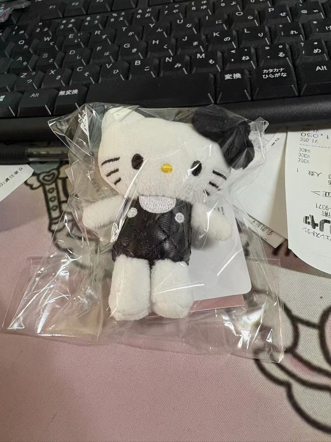 1001 三丽鸥 kt黑色小皮裙 毛绒挂件