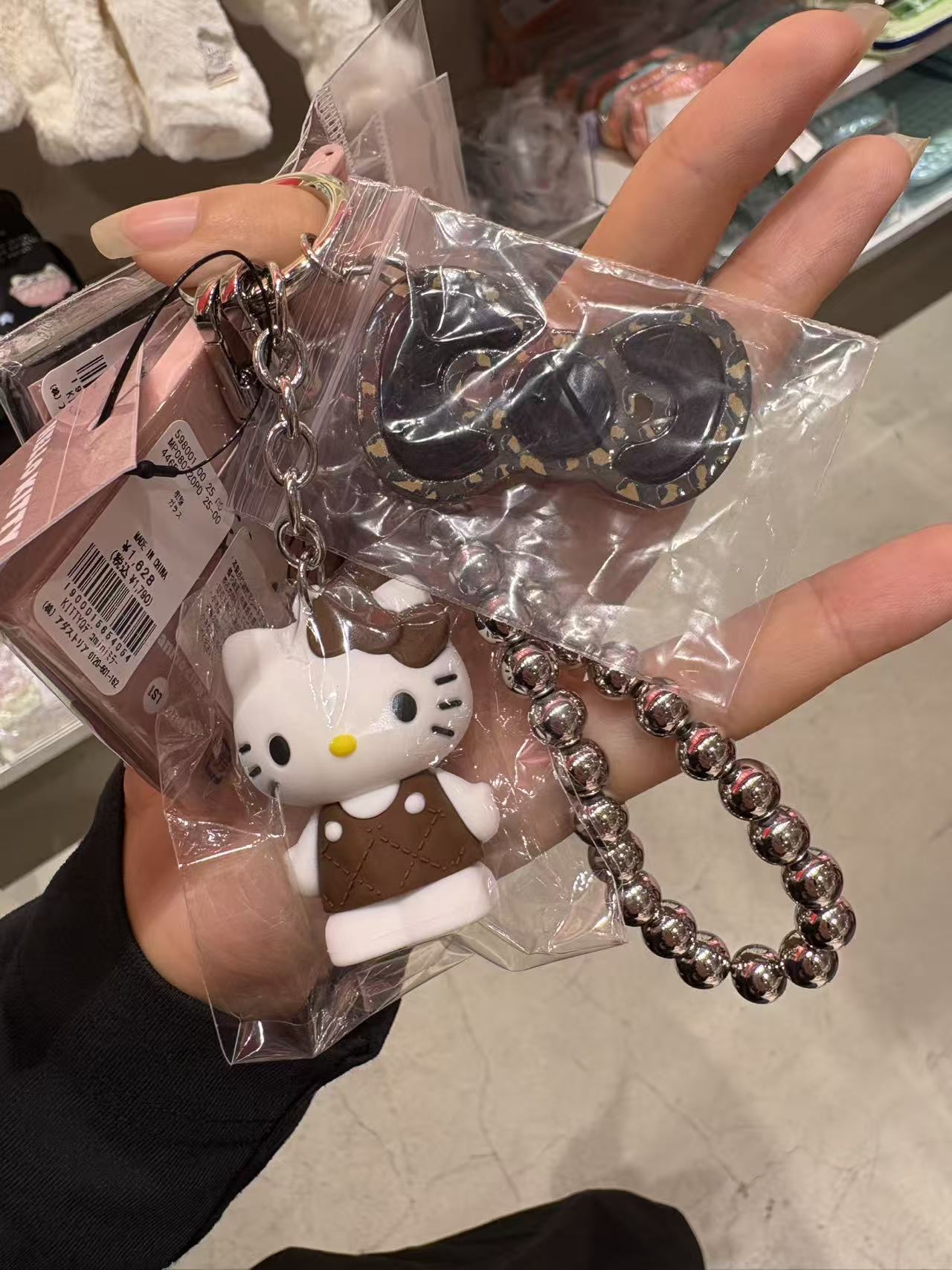 1001 三丽欧kt 棕色菱格衣服 银色珠链 斑纹蝴蝶结 钥匙扣