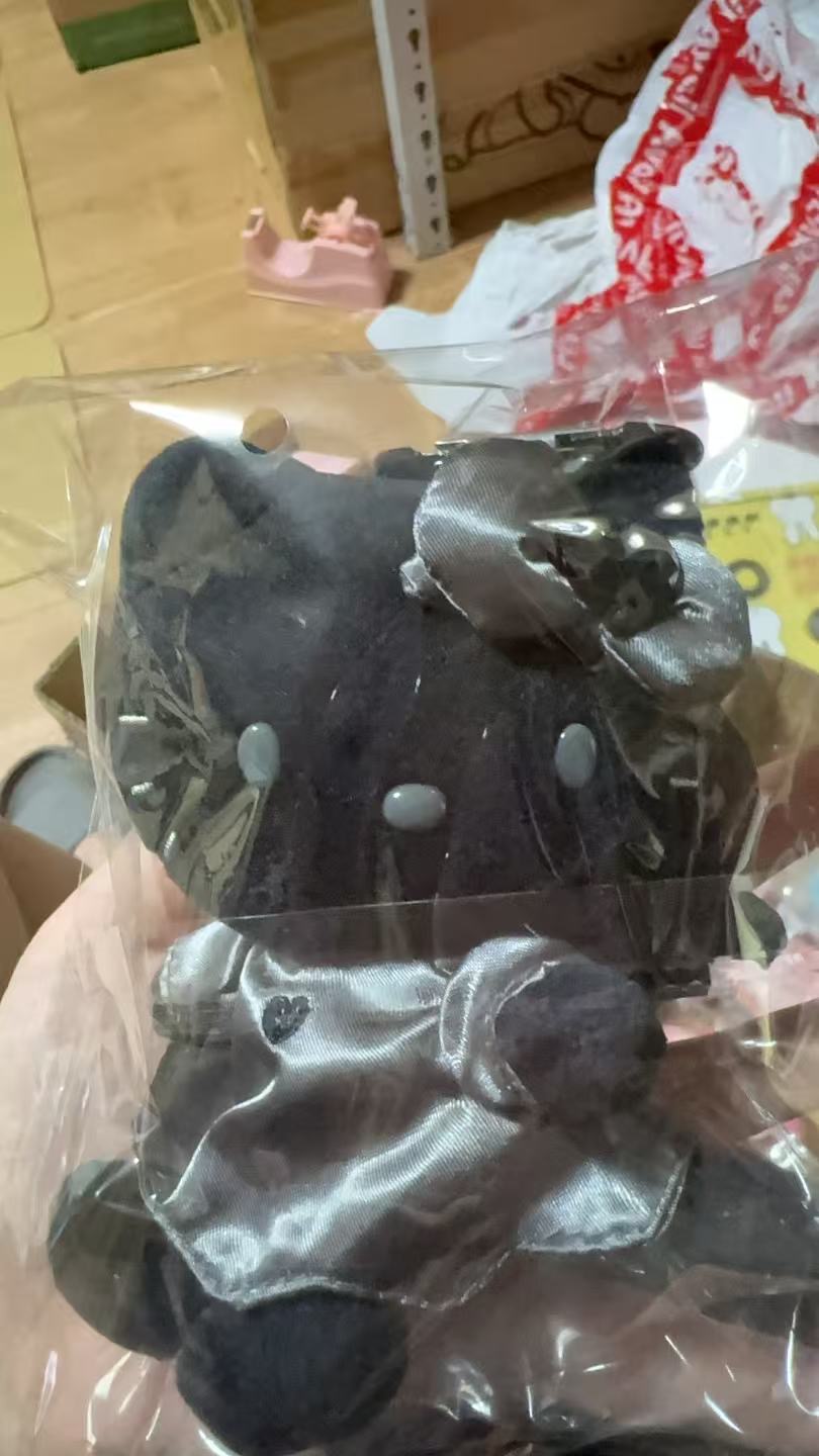 1008 三丽鸥 黑皮kt 银色小裙子 毛绒挂件