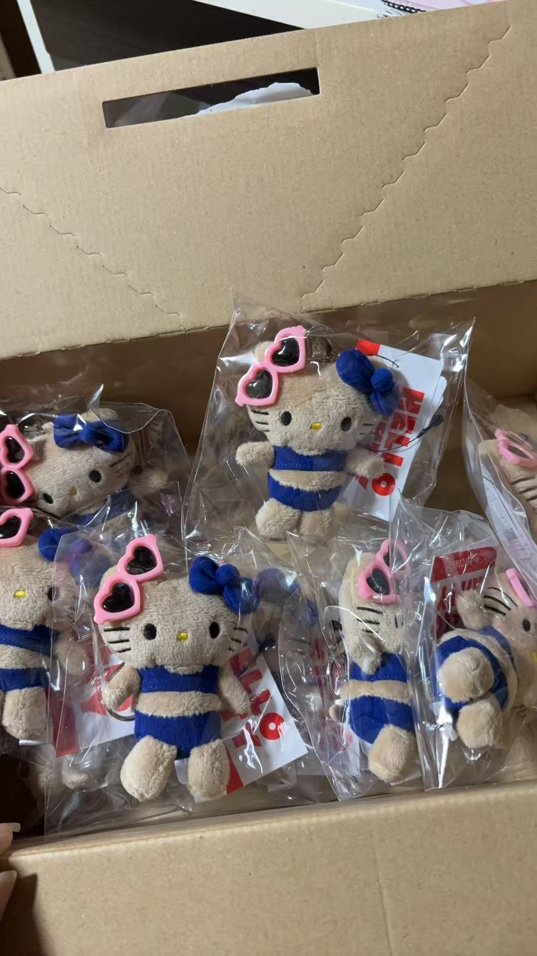 1008 三丽鸥 黑皮kt蓝色比基尼 头上墨镜 毛绒挂件