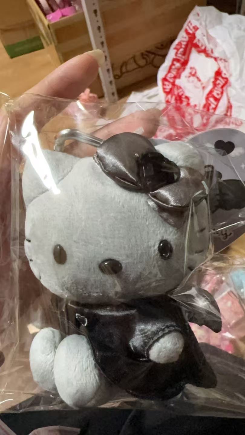 1008 三丽鸥 kt 浅灰色黑色裙子 毛绒挂件