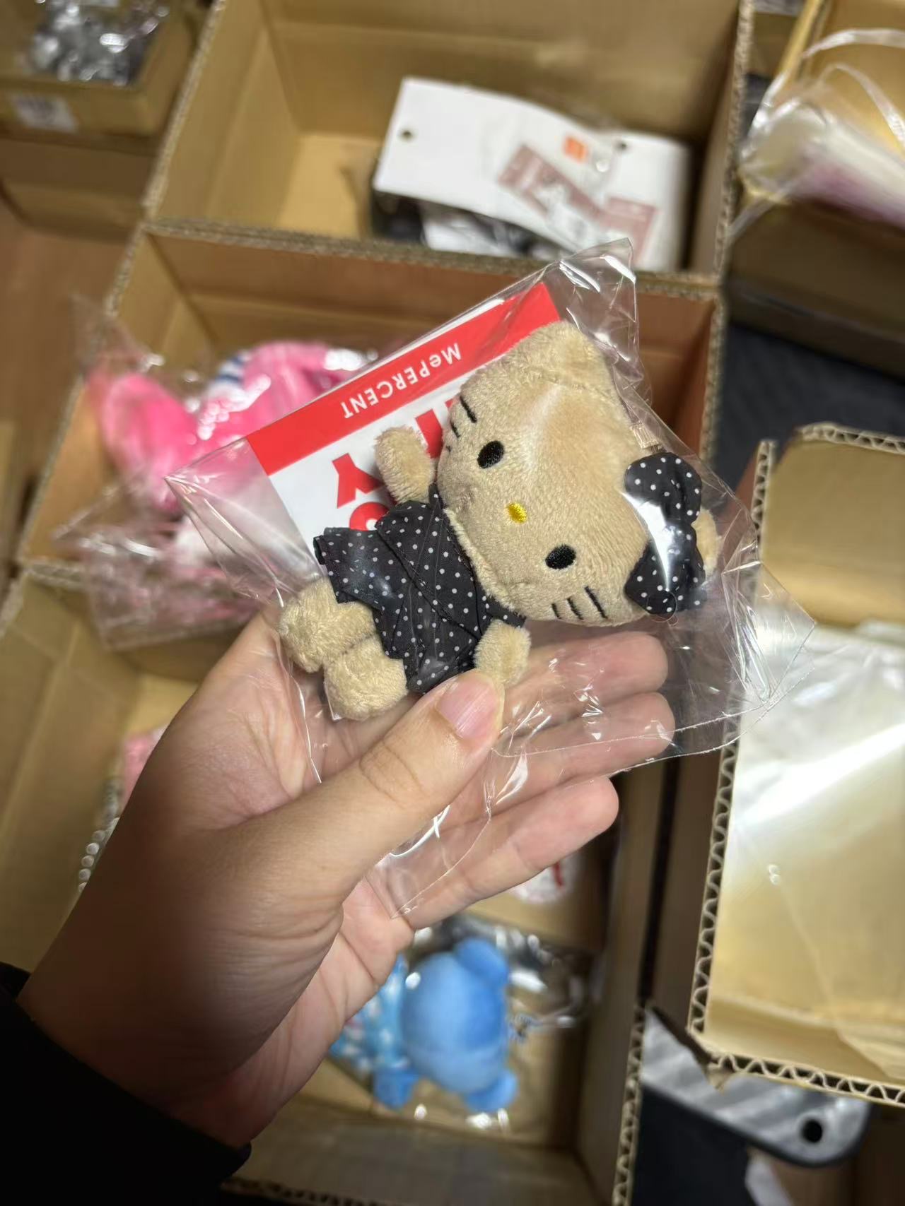 1008 三丽鸥 黑皮kt波点连衣裙 毛绒挂件