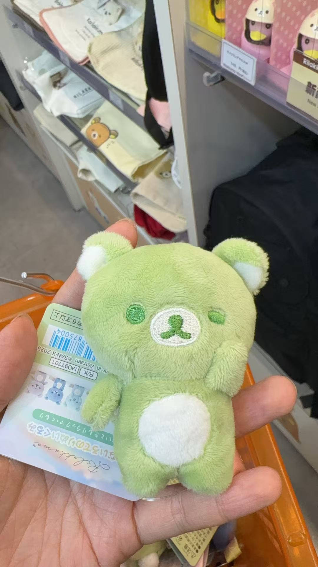 1009 轻松熊浅绿色 白肚皮 手玉玩偶 举手造型