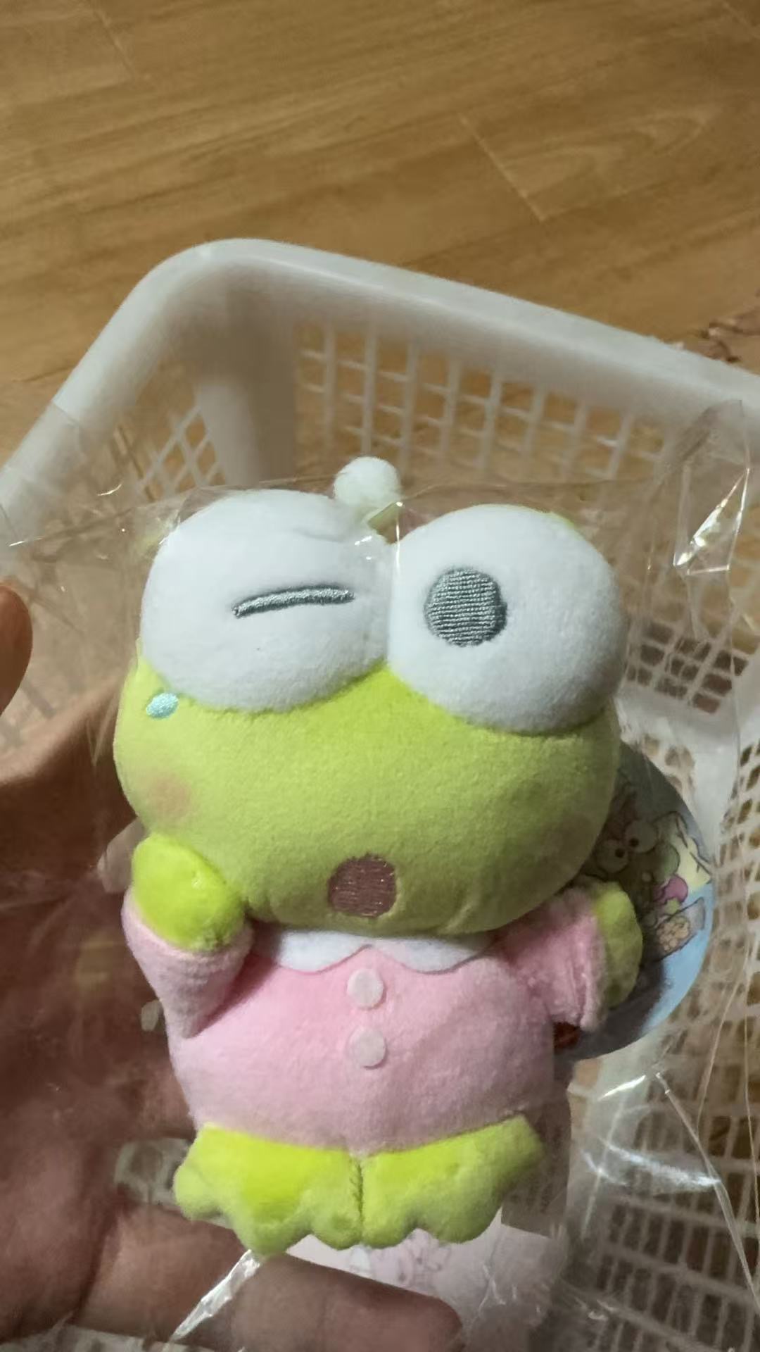 1009 三丽鸥 大眼蛙眨眼 粉丝衣服毛绒挂件