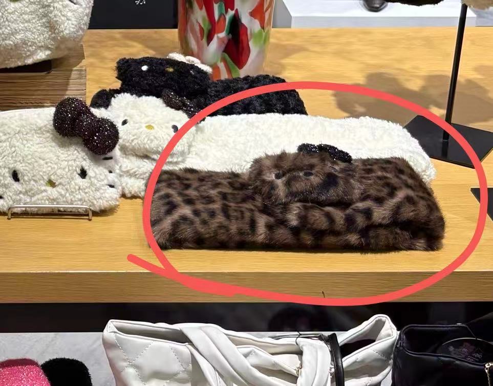 1011 三丽鸥 kt 深色毛茸茸 围巾围脖