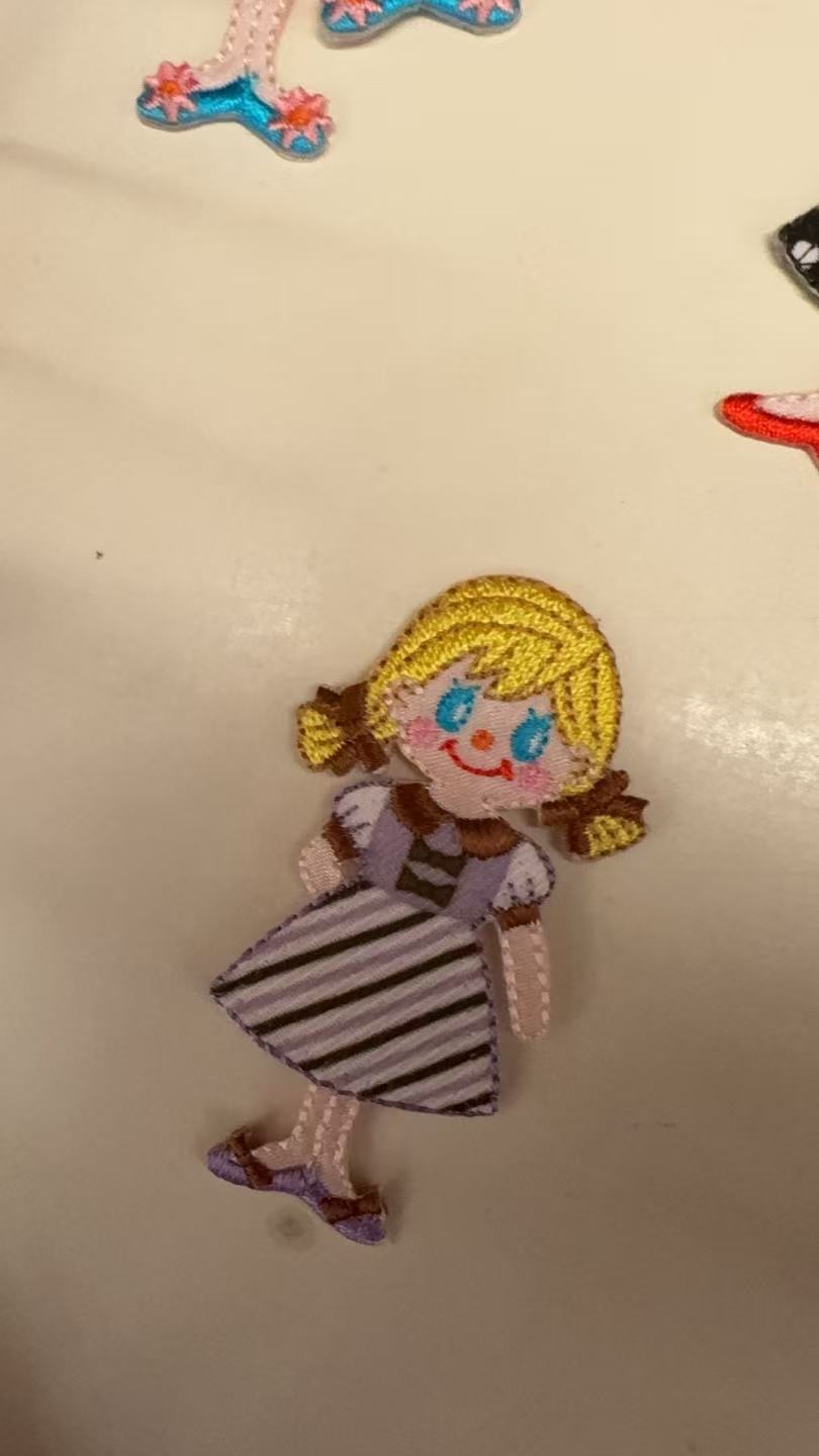 1012 三丽鸥 黄头发女孩 紫色条纹裙子 布贴