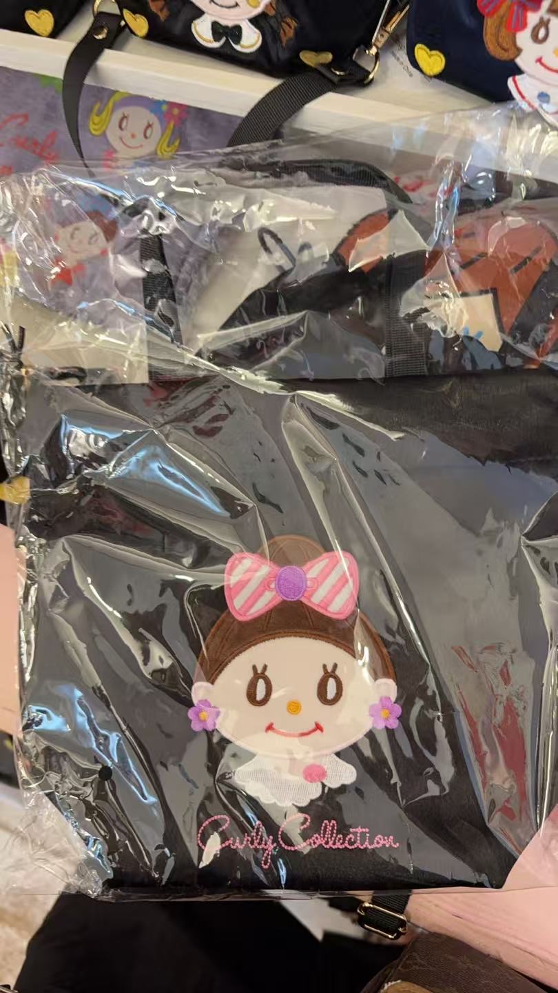 1012 三丽鸥 棕色丸子头女孩 黑色包包斜挂