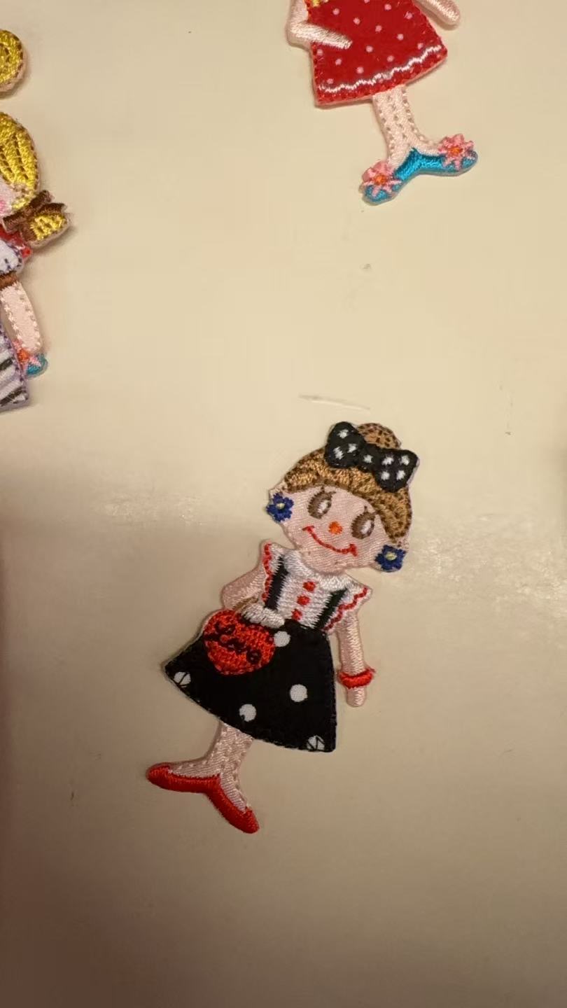 1012 三丽鸥 棕色丸子头女孩 黑裙子 布贴