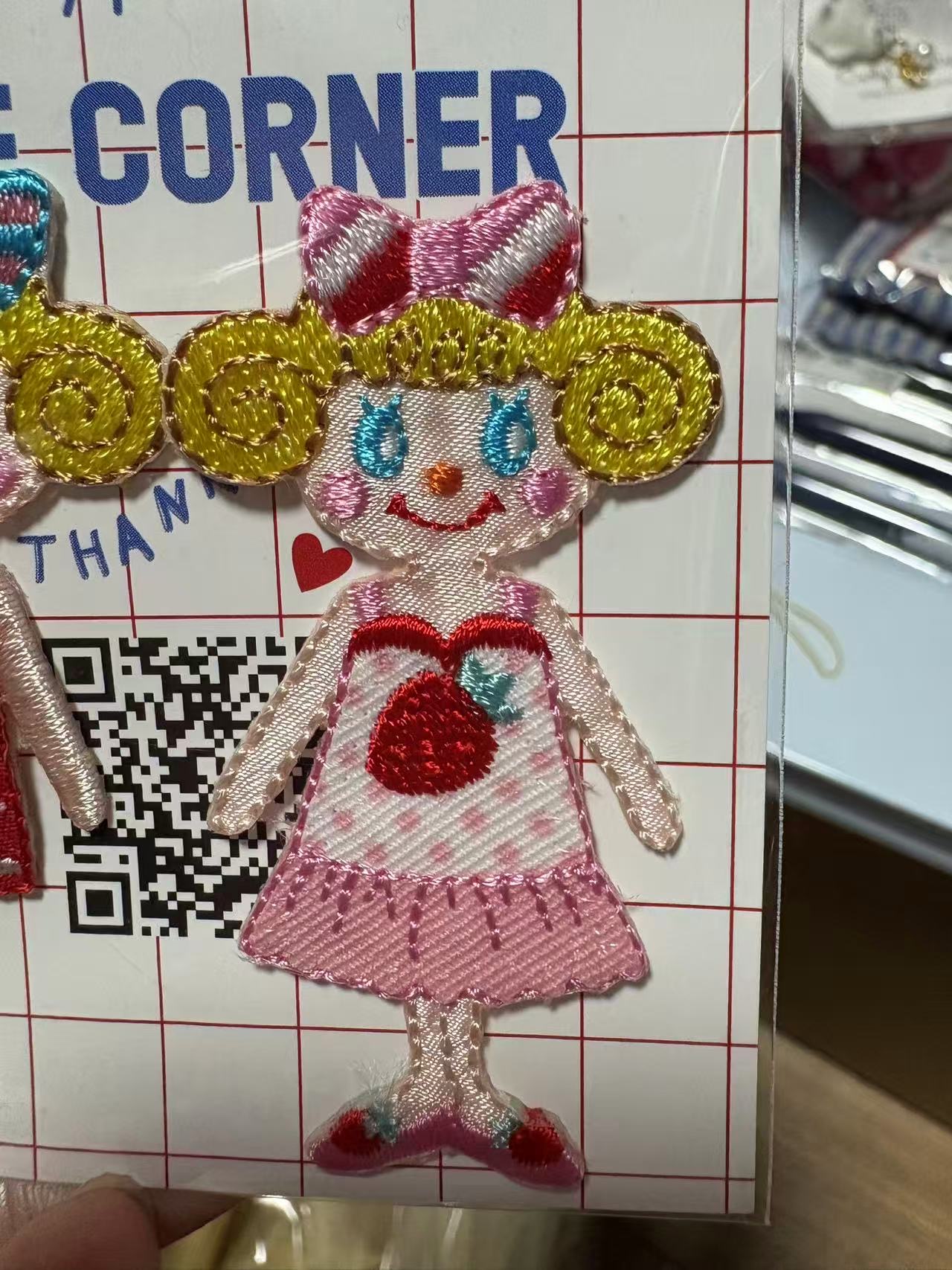 1012 卷毛女孩 黄色卷发粉色裙子 布贴